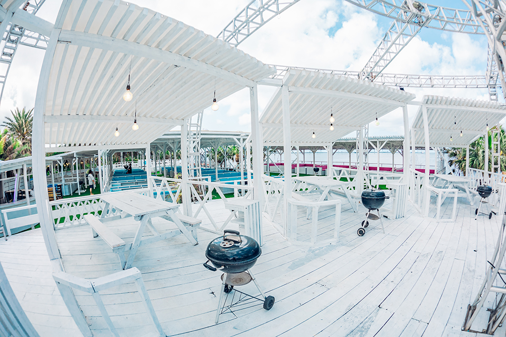 光る円形花笠の真下高台個室で VILLA AREA ヴィラエリア｜沖縄 那覇 手ぶらバーベキューならコージービーチクラブ cozy beach club